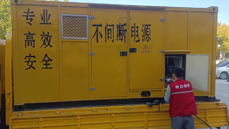 五台柴油发电机组和UPS电源配合使用时，如何避免切换过程中的电力中断？